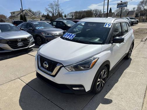 White 2019 Nissan Kicks SR