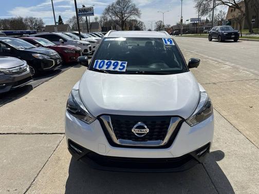 White 2019 Nissan Kicks SR