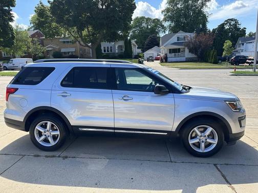 Ingot Silver Metallic 2018 Ford Explorer XLT