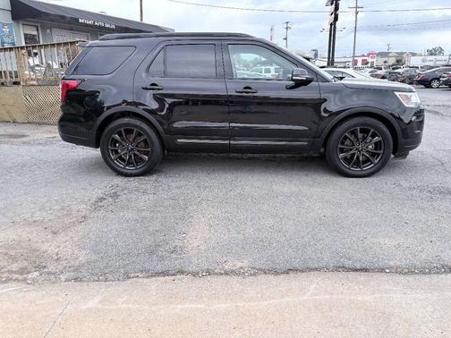Black 2018 Ford Explorer XLT