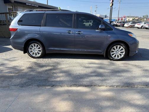 2017 Toyota Sienna XLE