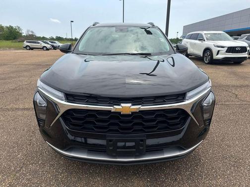 Mosaic Black Metallic 2025 Chevrolet Trax LT