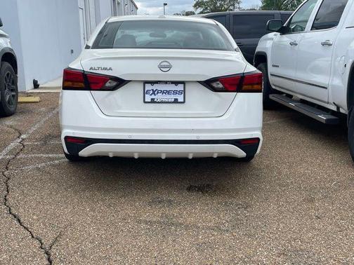 Glacier White 2025 Nissan Altima SV