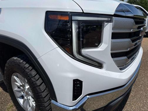 Summit White 2024 GMC Sierra 1500 SLE