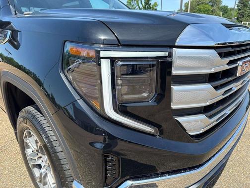Onyx Black 2026 GMC Sierra 1500 SLE