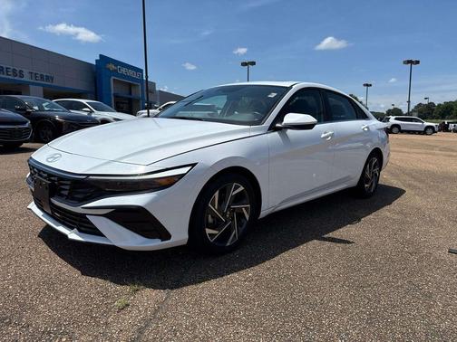 White 2025 Hyundai ELANTRA SEL Convenience