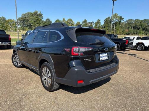 Crystal Black Silica 2023 Subaru Outback Premium