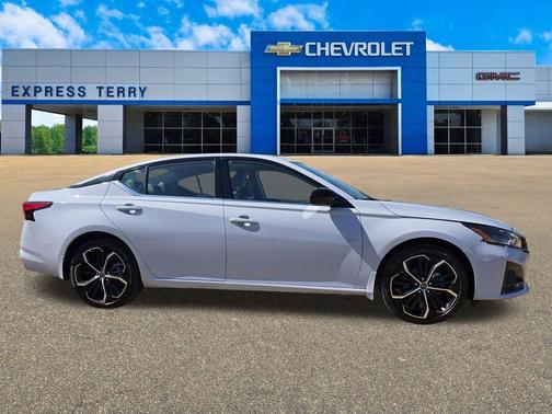 2025 Nissan Altima SR