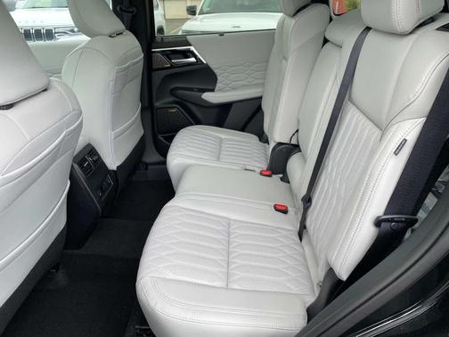 Black Diamond With Alloy Silver Roof 2025 Mitsubishi Outlander PLATINUM EDITION 2.5 S-AWC