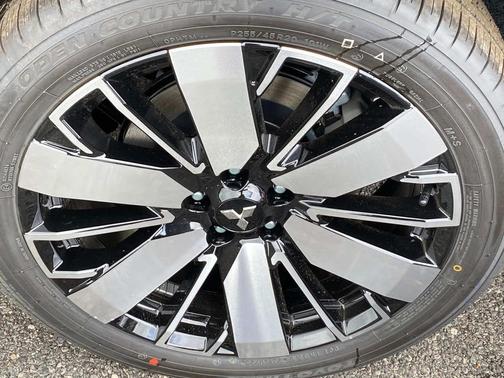 Black Diamond With Alloy Silver Roof 2025 Mitsubishi Outlander PLATINUM EDITION 2.5 S-AWC