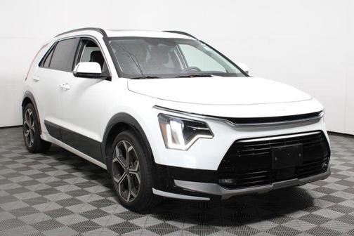 Snow White Pearl 2023 Kia Niro Touring