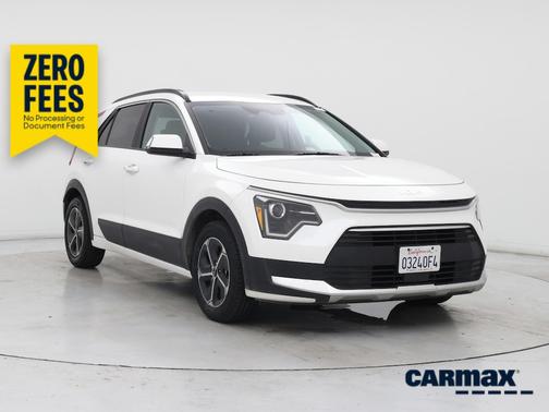 White 2025 Kia Niro EX