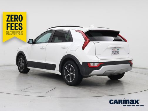 White 2025 Kia Niro EX