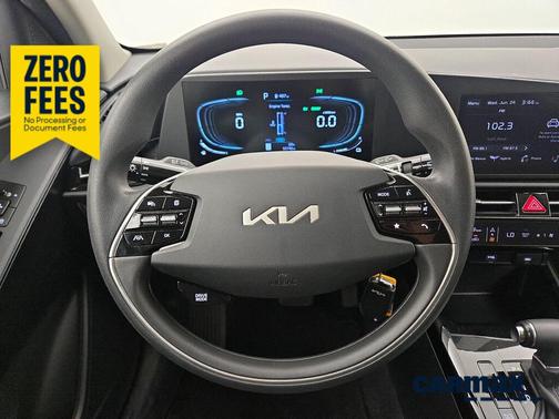 White 2025 Kia Niro LX
