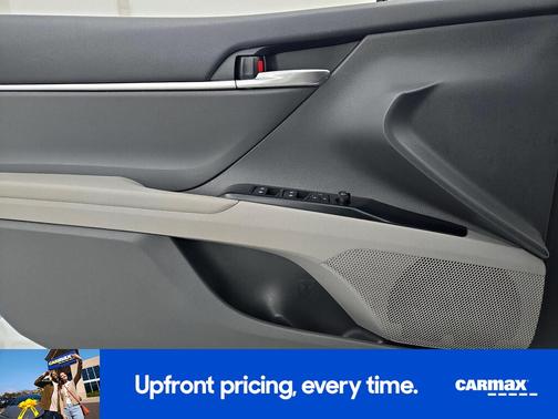 White 2018 Toyota Camry SE