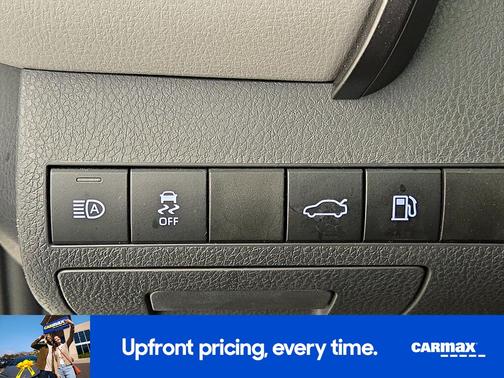 White 2018 Toyota Camry SE