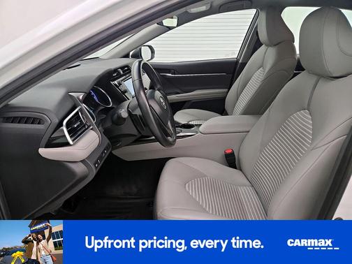 White 2018 Toyota Camry SE