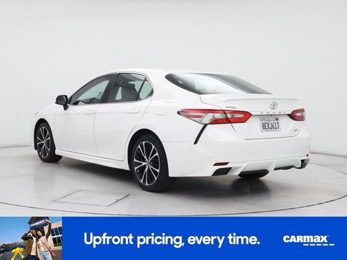 White 2018 Toyota Camry SE