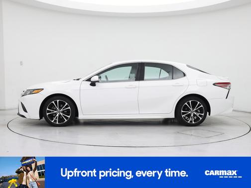 White 2018 Toyota Camry SE