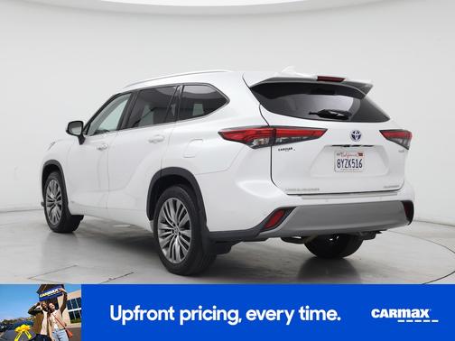 White 2022 Toyota Highlander Hybrid Platinum