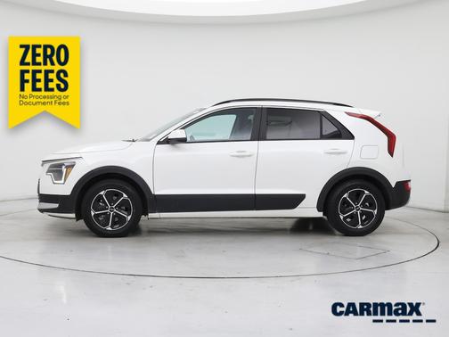 White 2025 Kia Niro LX
