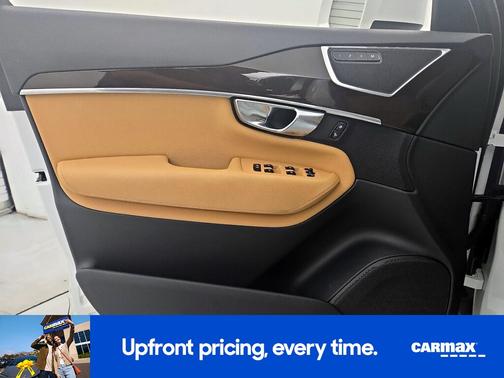 White 2019 Volvo XC90 T6 Momentum