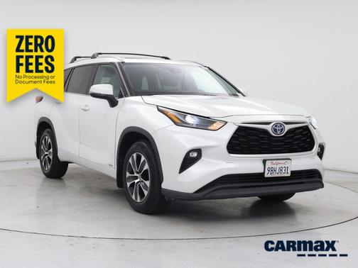 White 2022 Toyota Highlander Hybrid XLE