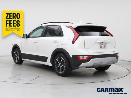 White 2025 Kia Niro LX