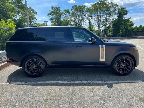 2024 Land Rover Range Rover P615 SV