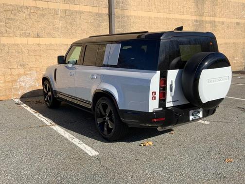 2025 Land Rover Defender P400 X-Dynamic SE