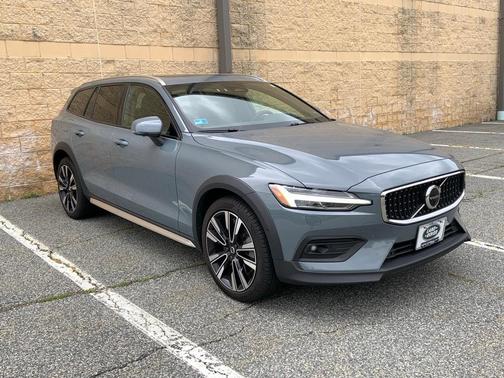 2023 Volvo V60 Cross Country B5 Ultimate