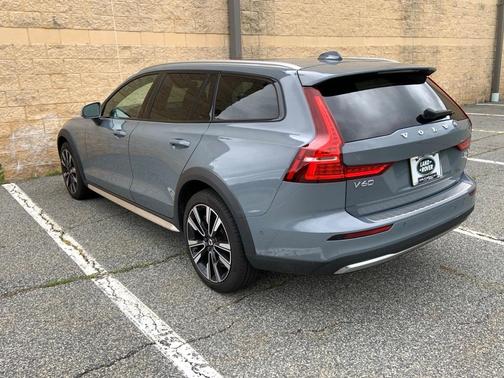 2023 Volvo V60 Cross Country B5 Ultimate
