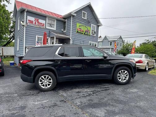Mosaic Black Metallic 2018 Chevrolet Traverse LT Cloth