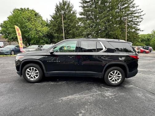 Mosaic Black Metallic 2018 Chevrolet Traverse LT Cloth