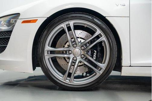 White 2011 Audi R8 5.2 quattro Spyder