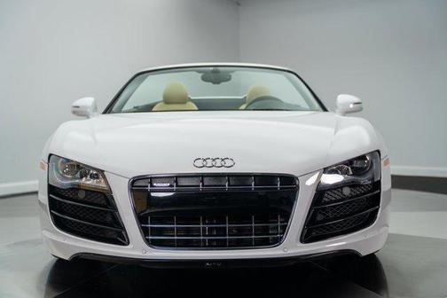 White 2011 Audi R8 5.2 quattro Spyder