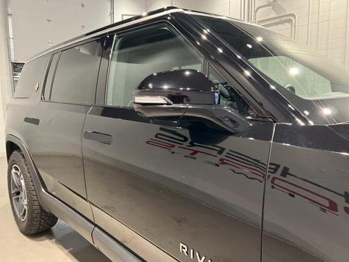 2025 Rivian R1S Adventure