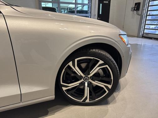 2023 Volvo S60 B5 Plus Dark Theme