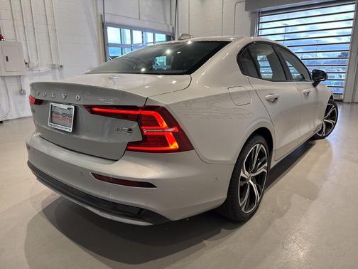 2023 Volvo S60 B5 Plus Dark Theme