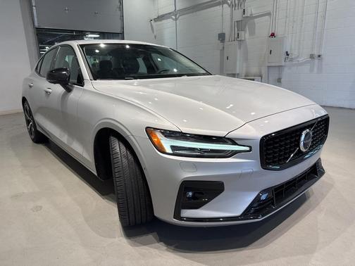 2023 Volvo S60 B5 Plus Dark Theme