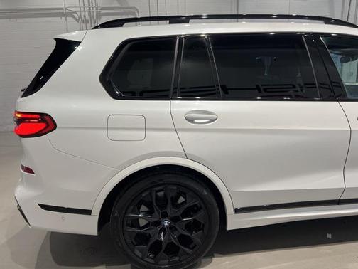 2024 BMW X7 M60i