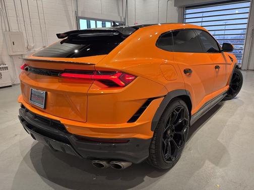 2023 Lamborghini Urus Performante