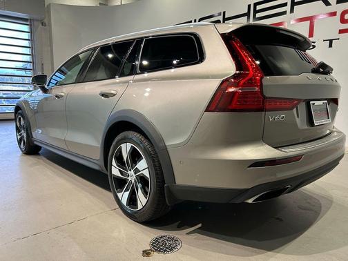 Pebble Grey Metallic 2020 Volvo V60 Cross Country T5