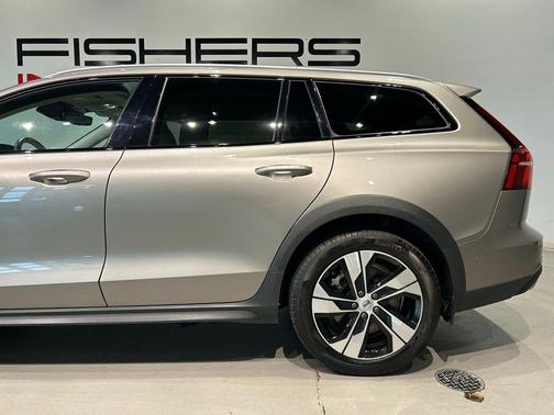 Pebble Grey Metallic 2020 Volvo V60 Cross Country T5