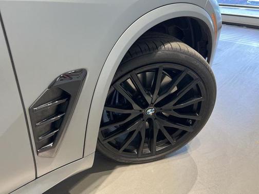 2025 BMW X5 M60i