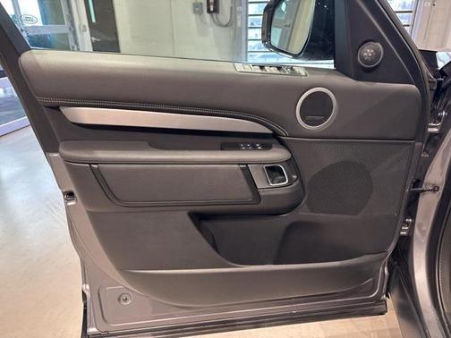 2023 Land Rover Discovery P300 S R-Dynamic