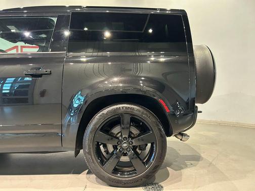 Santorini Black Metallic 2024 Land Rover Defender V8