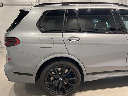 2023 BMW X7 M60i