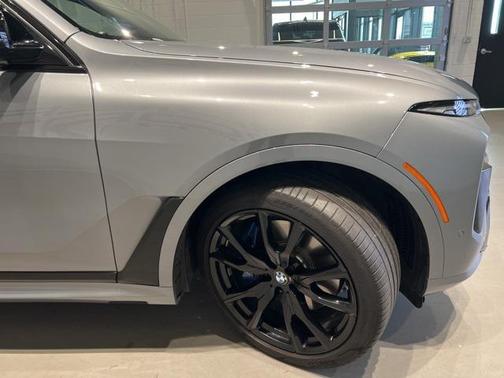 2023 BMW X7 M60i
