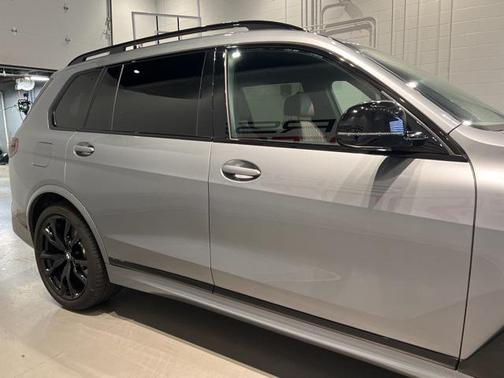 2023 BMW X7 M60i